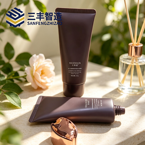 Tube cosmétique noir mat avec capuchon plaqué or pour nettoyant visage - Product Image 3