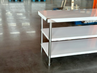 Table de travail en acier inoxydable de qualité supérieure Équipement de cuisine et de restaurant Trois couches avec tube rond Banc de travail bon marché