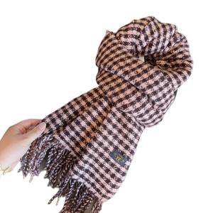 Écharpe en polyester durable à motif floral rétro coréen de luxe, design pied-de-poule chaud pour l'hiver, châle traditionnel facile pour femmes - Product Image 5