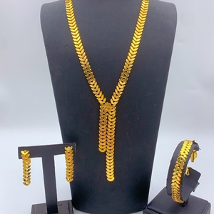 Ensemble de bijoux en alliage plaqué or 24 carats haut de gamme, design exquis, colliers de mariage <span class=keywords><strong>pour</strong></span> femmes, bijoux <span class=keywords><strong>fantaisie</strong></span> <span class=keywords><strong>pour</strong></span> dames - Product Image 1