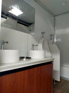 Cabine de douche mobile de luxe, écologique et durable pour événements en plein air, avec toilettes japonaises automatiques intelligentes et douche dorée - Product Image 6