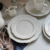 Ensemble de vaisselle en céramique de style vintage européen avec motif floral en relief, vaisselle en céramique blanche pour mariage