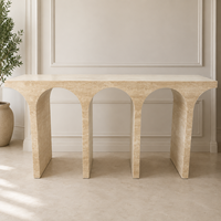 Table console moderne en travertin beige naturel, table de couloir sur piétement en pierre beige pour projet hôtelier et décoration intérieure