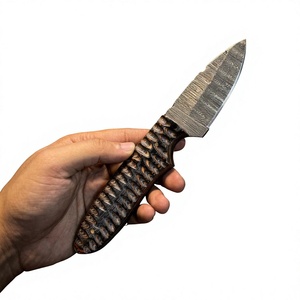 Cuchillo de hoja fija Drop Point de acero de Damasco forjado con mango de madera Pakka azul, personalizable para caza, camping y supervivencia, 3 años de garantía. - Product Image 3