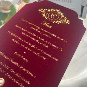 Tarjeta de Menú de Boda de Lujo en Terciopelo Borgoña con Monograma en Dorado, Menú de Cena Elegante Personalizado con Borla Color Rosa Pálido, Estilo Vintage - Product Image 6