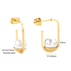 Pendientes de Aro con Perla Blanca en Forma de Letra G de 8mm, Chapados en Oro, de Buena Calidad - Product Image 3