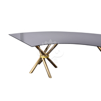 Table à manger serpentine de luxe légère avec dessus en verre noir et base en acier inoxydable pour hôtels, salons, mariages, écoles