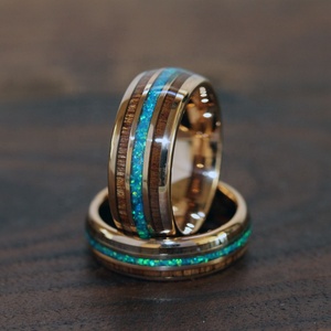 Anillos de promesa de parejas clásicas para él y para ella Anillo de tungsteno de madera de Koa de ópalo triturado - Product Image 2