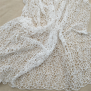 Tissu en dentelle soluble dans l'eau 100% polyester brodé de fleurs pour robes de mariée, vêtements, chapeaux, sacs et plus encore - Product Image 4