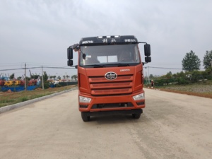 Camión de Remolque de Plataforma Plana para Transporte de Excavadoras de 20 Toneladas, Combustible Diésel, Nuevas Cadenas de Seguridad de Acero para Control de Carga, Vehículo de Recuperación - Product Image 4