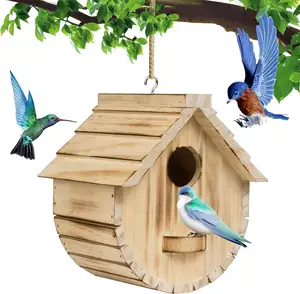 户外木制蓝色房屋，带花园鸟舍的站立平台，带庭院观察孔