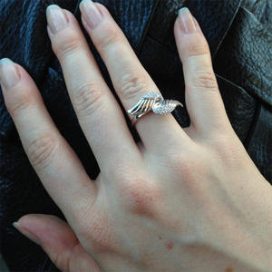 Anello Ali d'Angelo F960 per Donna, Zirconia Cubica con Micro Pavé, Gioiello di Moda per Fidanzamento, Stile Cristiano, Tono Argento - Product Image 4