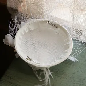 נשים חתונה לבנה כלה תחרה למעלה פרח ונוצת פנינה קופסת תה מסיבת תה כובע קסם עם צעיף