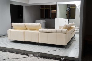 Cómodo Sofá Reclinable Moderno de Tres Plazas con Estructura Metálica y Diseño Ergonómico para Sala de Estar - Product Image 4