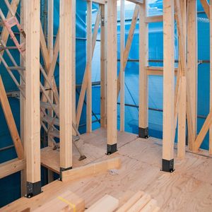 Base d'ancrage de poteau de clôture en <span class=keywords><strong>bois</strong></span> 4x4 en acier épais et enduit de poudre noire <span class=keywords><strong>avec</strong></span> des vis à <span class=keywords><strong>bois</strong></span> et des ancrages en béton - Product Image 6