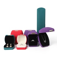 PU-Leder Schmuckbox mit Goldlogo, Großflächiges Design für Ringe, Armbänder und Halsketten, Solides Muster, Aufbewahrungsbox ohne Verschluss