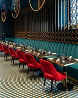 Projet de mobilier commercial moderne en bois sur mesure pour restaurant : banquette, canapé, sièges en cuir de luxe pour hôtel, table et chaises