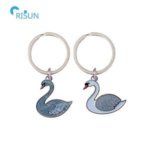 Llaveros Personalizados con Animales en 3D, Esmalte Brillante, Blanco y Negro, Cisne, Llavero Personalizado con Anillo para Llaves - Product Image 2