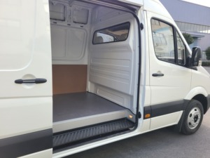 Camión furgoneta diésel de 7,5 metros, caja de carga personalizada para logística y mercancías congeladas - Product Image 3
