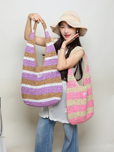 Bolso de mano de lujo de verano al por mayor, de paja natural, tejido a crochet, con cremallera, cadenas y bordado de rayas verticales coloridas, para playa - Product Image 6