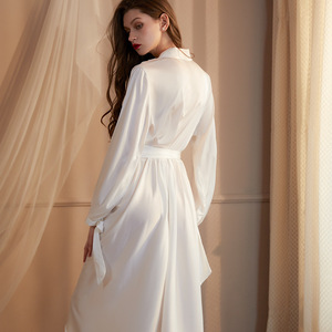 Robe de chambre longue en satin rouge pour mariée et demoiselles d'honneur, col en V sexy, taille élastique, respirante, en soie glacée, idéale pour l'été - Product Image 2