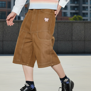 Shorts en jean marron tendance avec patchs, parfaits pour les tenues décontractées - Product Image 1