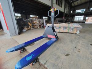 Transpaleta eléctrica completa de 2 toneladas y carretilla elevadora con batería de litio para uso en almacén - Product Image 2