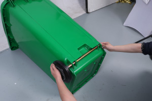 Bidone per Rifiuti Urbani da Esterno in HDPE Certificato EN840, 20L-1100L, con Ruote e Coperchio per Raccolta Automatizzata - Product Image 3