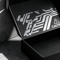 Boîte aux lettres de transport en carton ondulé noir mat avec logo personnalisé imprimé UV et traitement en relief