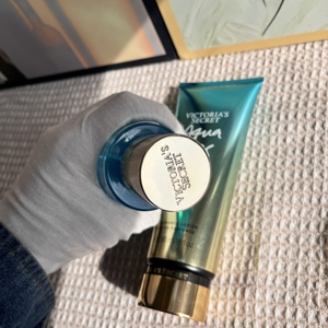 批发原装品牌香水 Agua Kiss 女士香水套装维多利亚的秘密 250 毫升身体喷雾和 236 毫升身体乳液套装 - Product Image 5