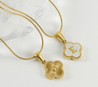 Collier Pendentif Femme Minimaliste en Acier Inoxydable Plaqué Or 18K avec Chaîne Serpent et Coquillage Blanc, 26 Lettres, Bijou en Stock Usine
