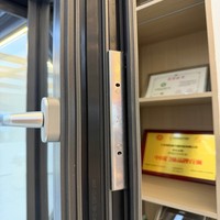 Wasserdichtes Aluminiumlegierungs-Außentürfenster mit gehärtetem Glas und Insektenschutz für Bad & Küche