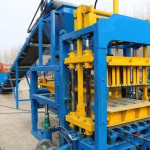 Machine à Briques Haute Pression QT4-15s pour Usines de Briques Standard de Plus de 2000 Mètres Carrés - Product Image 1