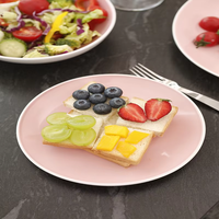 Le 16 septembre, des pièces de vaisselle luxueuse en pierre de céramique rose et des couvertures d'assiettes du restaurant sont en promotion
