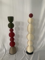 Sculpture de sol en macramé à sphères empilées, design original et exclusif, pour maison de créateur et espace de galerie d'art
