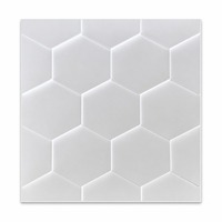 Panel Dinding 3D PVC Putih Matte Desain Sarang Lebah Kustom Pabrik 50x50 untuk Interior Bar Komersial