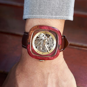 뜨거운 판매 <span class=keywords><strong>OEM</strong></span> 사용자 정의 로고 스포츠 시계 수제 나무 가죽 밴드 포인터 아트 디자인 유행 중공 디자인 도매 선물 - Product Image 4