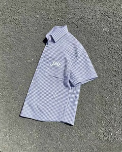 เสื้อเชิ้ตแขนสั้นลายสก็อตผู้ชาย ทรงปกติ สไตล์ลำลอง ปักโลโก้ด้านหน้า ผ้าฝ้ายทอ 100% ลายทอ ดีไซน์คอปกติดกระดุม - Product Image 3