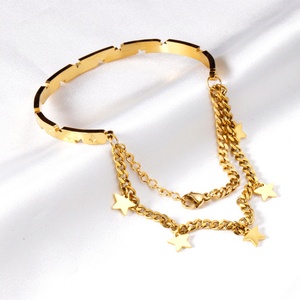 Nouveauté Bracelet jonc avec pendentif étoile et chaîne en acier inoxydable plaqué or 18 carats - Product Image 1