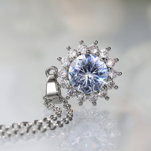 Collana con Ciondolo a Fiore per Donna, Catena Scintillante Incastonata, Gioiello Elegante per Uso Quotidiano - Product Image 4