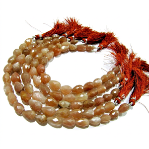 ลูกปัดมูนสโตนสีพีชธรรมชาติทรงหยดน้ำ เจาะรูตรง ร้อยเป็นเส้นยาว 8 นิ้ว - Product Image 1