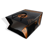 Sacs cadeaux personnalisés en papier d'art avec estampage or de luxe, finition brillante, poignée en ruban recyclable et logo