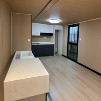 Maison conteneur extensible toute l'année 20 pieds, toit à pignon, fenêtres en treillis noir, porche couvert, maison familiale isolée
