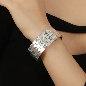 Bracelet jonc épais tendance en acier inoxydable plaqué or 18 carats et zircon, étanche, pour femme, idéal pour les soirées - Product Image 4