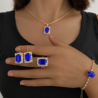 Parure de Bijoux en Cristal de Luxe et Tendance, Ensemble Éclatant avec Boucles d'Oreilles, Bague, Bracelet et Collier Carrés Verts pour Femme