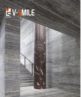 Escalier circulaire en marbre beige, marches courbes en pierre, plateforme ronde en marbre pour spa, supportant une colonne romaine pour l'intérieur d'une résidence.