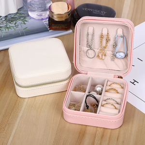 กล่องใส่เครื่องประดับสีชมพูทรงสี่เหลี่ยมพร้อมซิปปิด ช่องใส่ของหลายช่อง พกพาสะดวกสำหรับใส่ต่างหู แหวน สร้อยคอ - Product Image 5