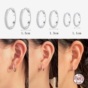 Populares Pendientes de Aro Pequeños Tipo Huggie de 11mm 13mm 15mm en Plata de Ley S925 con Circonita Cúbica para Uso Diario de Mujer y <span class=keywords><strong>Hombre</strong></span> - Product Image 3