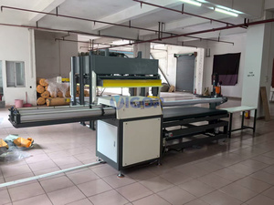 Colchón de espuma de tamaño King automático, máquina de embalaje de rollo de prensa al vacío, máquina de laminación de compresas de colchón - Product Image 6