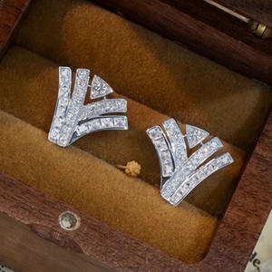 E3341 Orecchini in oro bianco con diamanti da donna, lusso per tutti i giorni, taglio triangolare, colore D naturale - Product Image 3